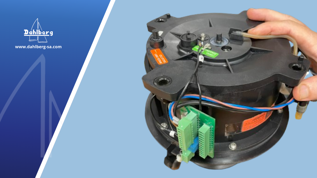 ¿Por qué es esencial el mantenimiento periódico de los compases giroscópicos?